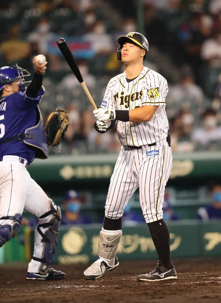 【画像・写真】阪神・佐藤輝　代打で登場も空振り三振…天仰ぐ　さらに自己ワースト更新の27打席無安打