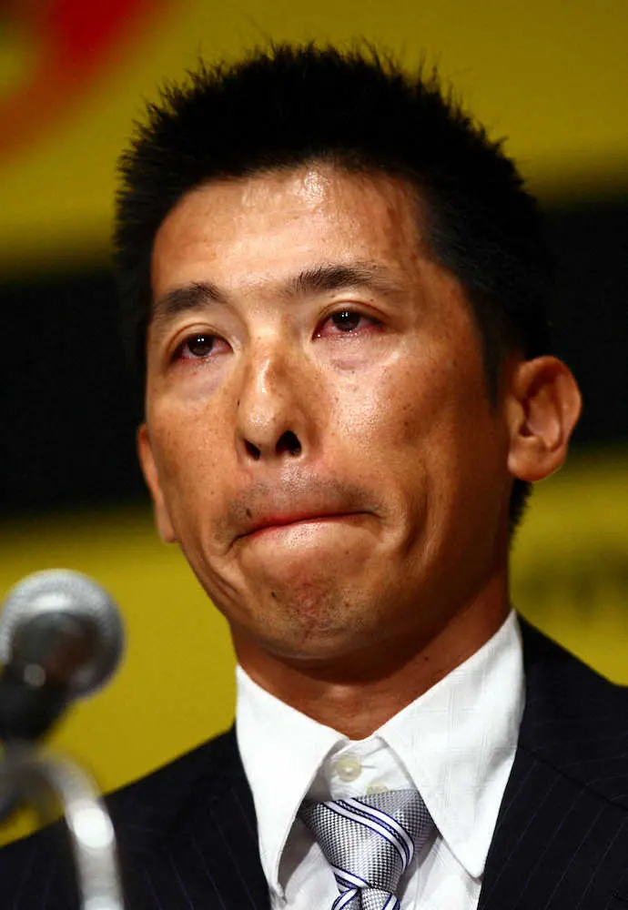 目に涙をため現役引退の決意を語る阪神・矢野燿大（2010年9月3日、リッツ・カールトン大阪）