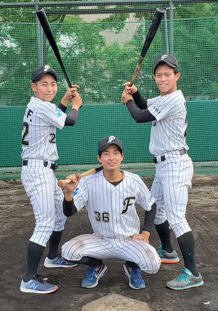 大阪府立大として最後のシーズンに昇格後、実質的な初勝利を誓う（左から）三河内、大村、上田