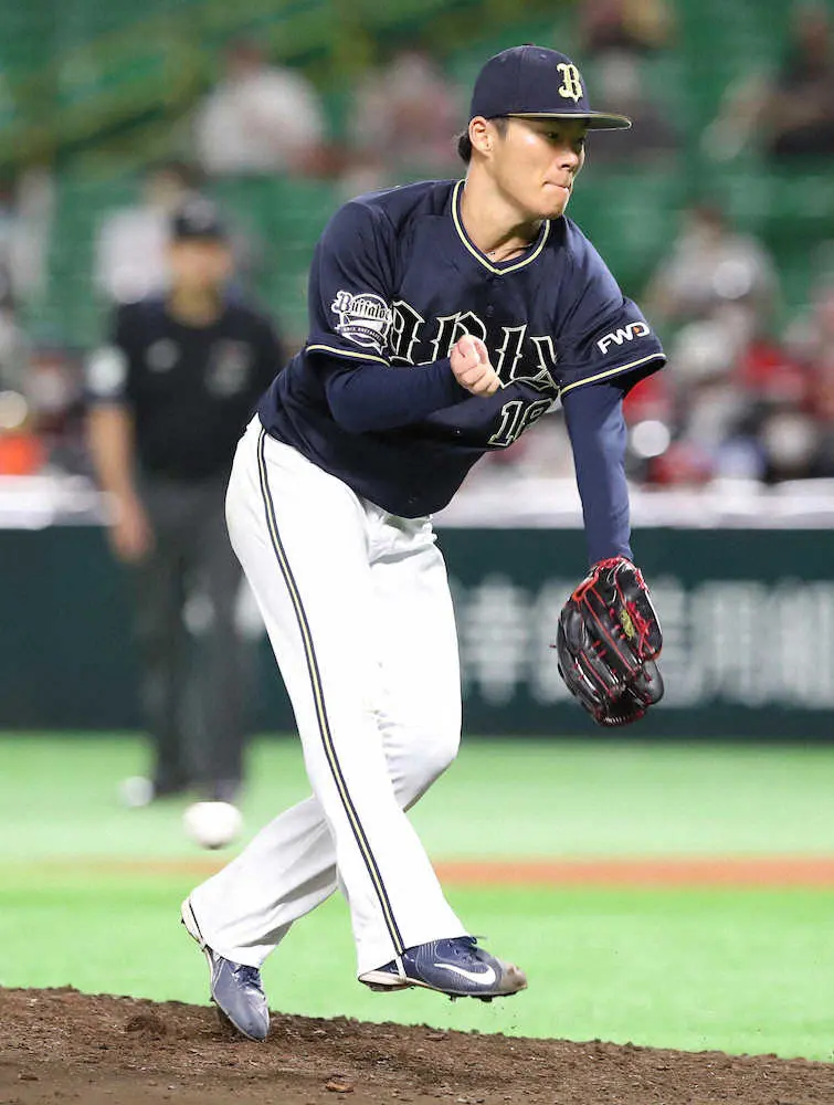 【画像・写真】＜ソ・オ＞8回無死、三森の打球にグラブを出す山本（撮影・岡田　丈靖）　