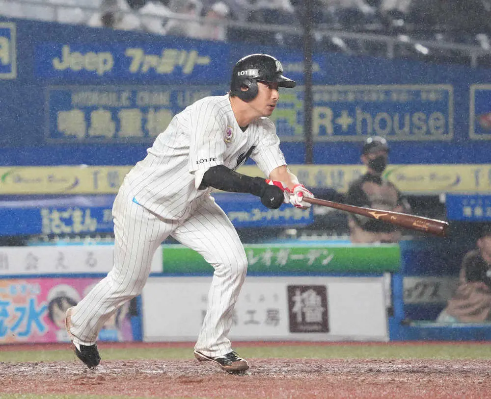 恵みの雨 でロッテ逆転 打球跳ねず敵失で同点 一塁手のグラブかすめ藤岡が決勝打 スポニチ Sponichi Annex 野球