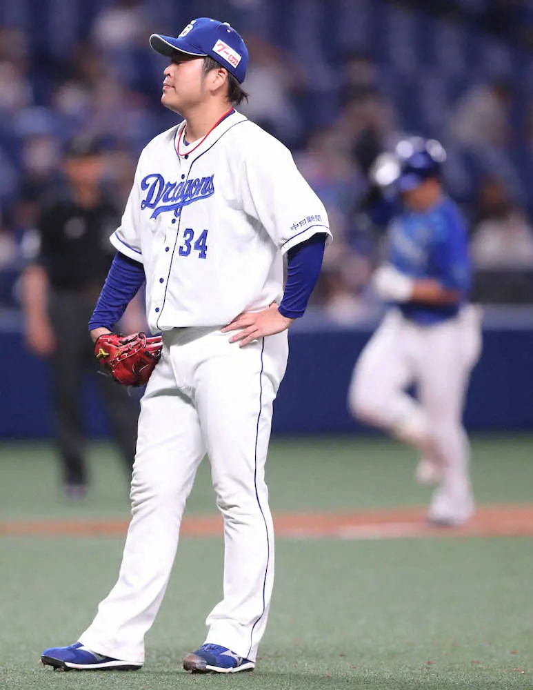 【画像・写真】＜中・D（17）＞7回2死一塁、佐野（右）に勝ち越し2ランホームランを打たれ、ガックリの福（撮影・椎名　航）