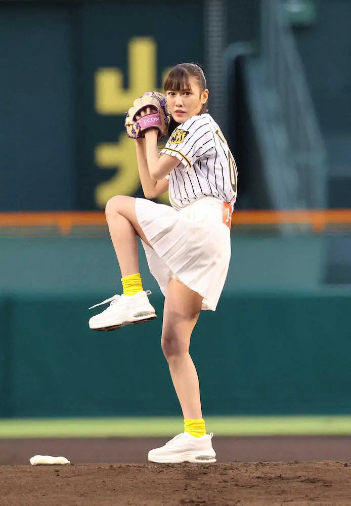阪神 佐藤輝の 推し ももクロ高城れにが始球式 絶不調の背番号8に 輝らしく と熱きエール スポニチ Sponichi Annex 野球