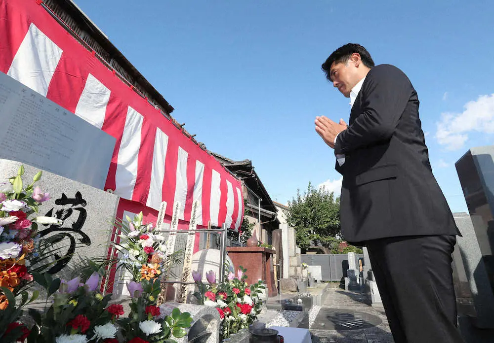 故星野仙一氏の供養碑を訪れ、東京五輪での金メダル獲得を報告する野球日本代表の稲葉監督