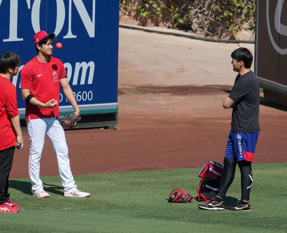 【画像・写真】＜エンゼルス・レンジャーズ＞試合前、有原（右）と笑顔で話す大谷（撮影・沢田　明徳）