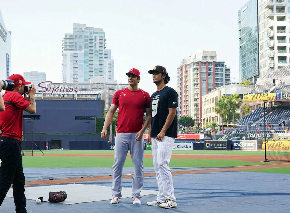 【画像・写真】大谷が試合前にダルビッシュに挨拶　変化球談義も？