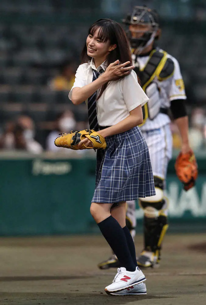 神 ヤ 17 ファーストピッチセレモニーをする関水 渚 撮影 平嶋 理子 スポニチ Sponichi Annex 野球