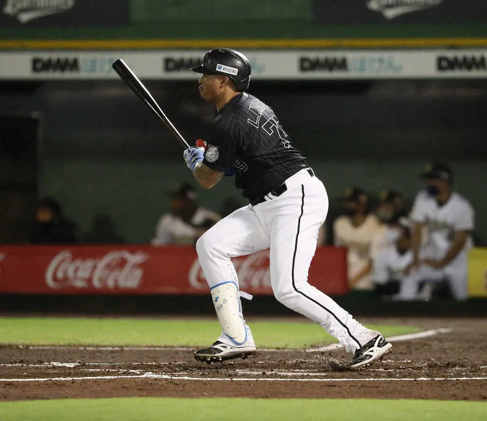 【画像・写真】ロッテ・マーティンが球団通算8000号　首位攻防で右中間へ豪快に勝ち越し3ラン