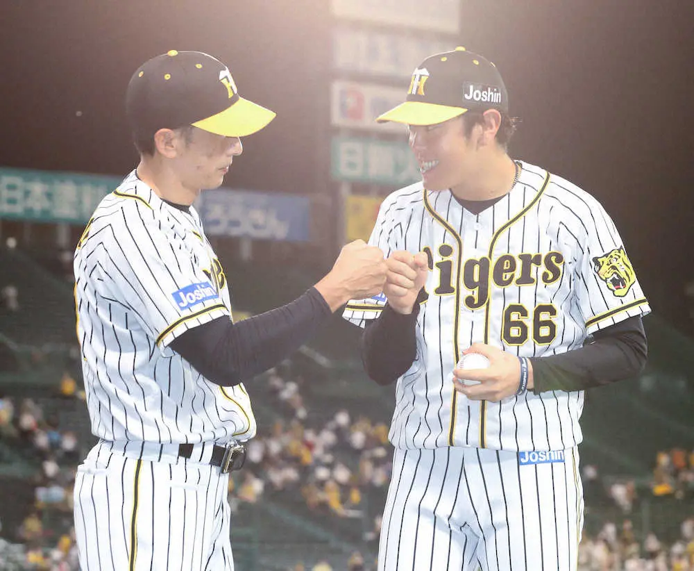 【画像・写真】＜神・ヤ＞初勝利を飾り、矢野監督とグータッチをする小川　（撮影・平嶋　理子）