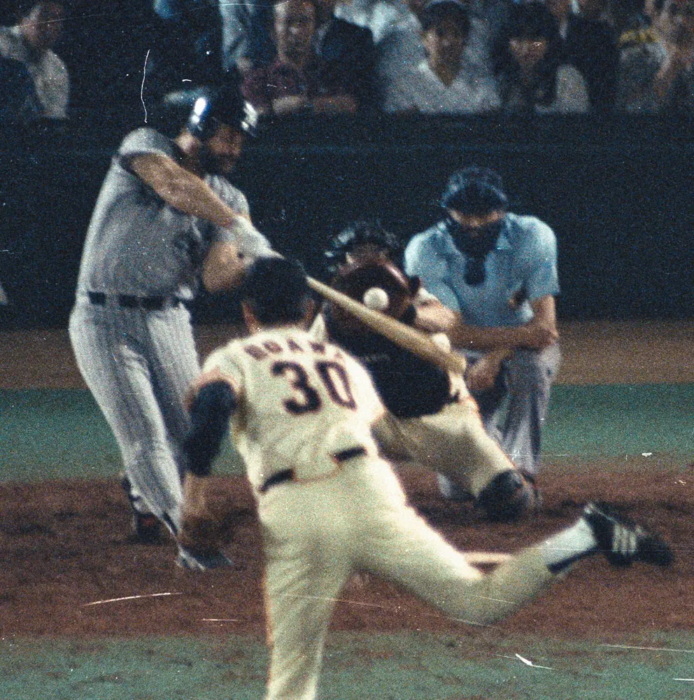1986年6月26日　阪神・バースは巨人・江川から7試合連続本塁打となる一発を右翼場外へ放つ