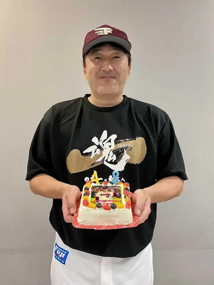 【画像・写真】楽天・石井監督48歳誕生日　村林と津留崎がハッピーバースデーの曲を熱唱「凄くありがたい」