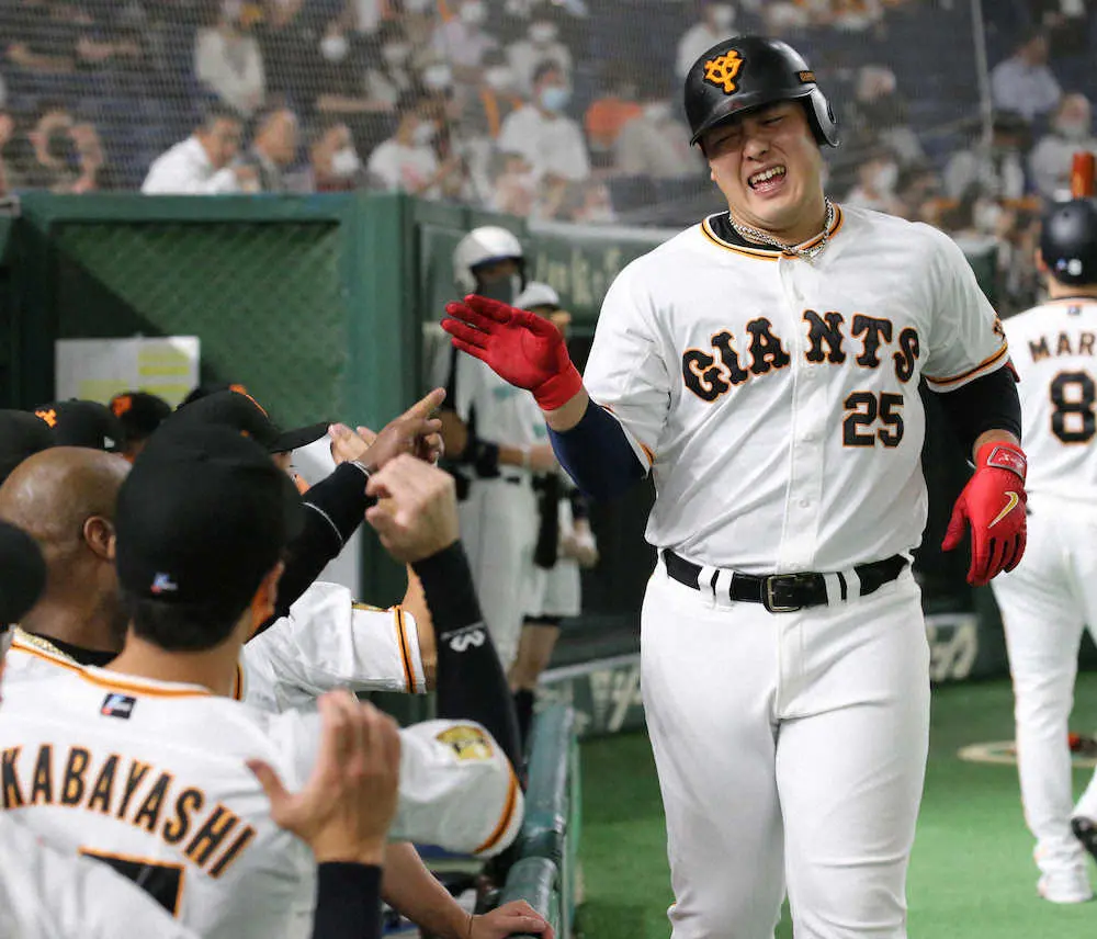 男 村田修コーチが目を細める背番号２５後継者 岡本和の成長 あと２０年できる 東スポのプロ野球に関するニュースを掲載