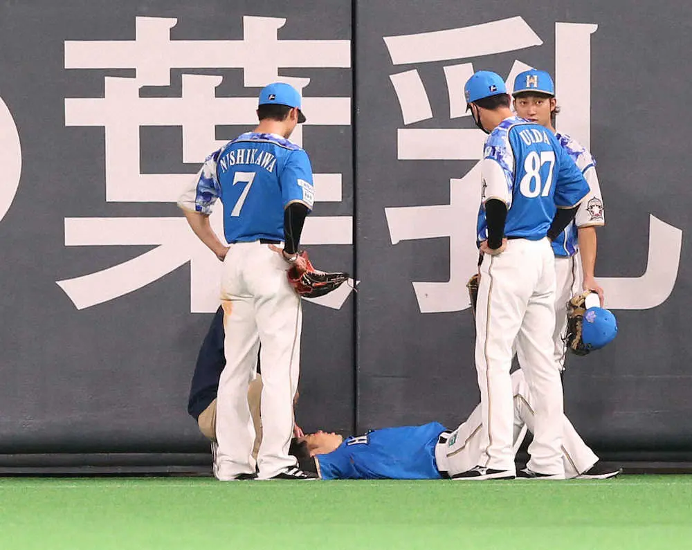 【画像・写真】日本ハム・近藤　後頭部強打で負傷退場　精密検査受け12日のソフトB戦出場は当日判断