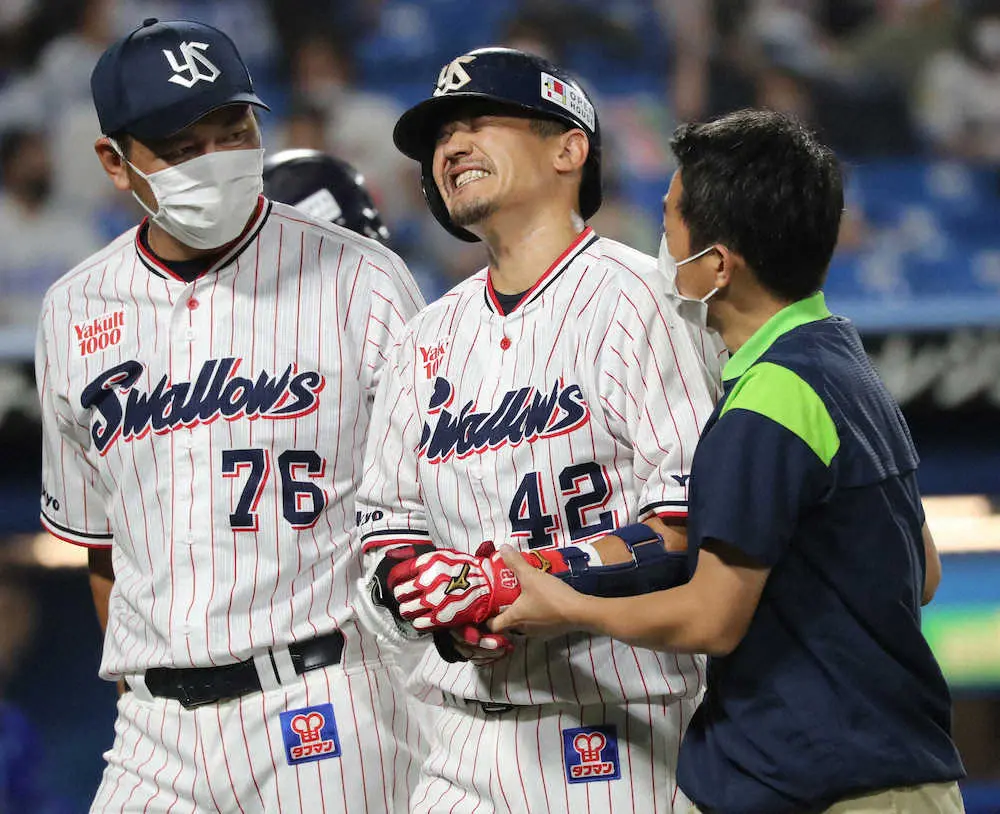 【画像・写真】ヤクルト坂口　左手に死球で途中交代