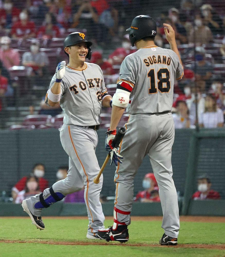 広 巨18 7回2死 左越えにソロ本塁打を放ち 次打者 菅野 右 とタッチを交わす小林 撮影 吉田 剛 スポニチ Sponichi Annex 野球 広 巨18 7回2死 左越えにソロ本塁打を放ち 次打者 菅野 右 とタッチを交わす小林 撮影 吉田 剛 スポニチ Sponichi Annex 野球