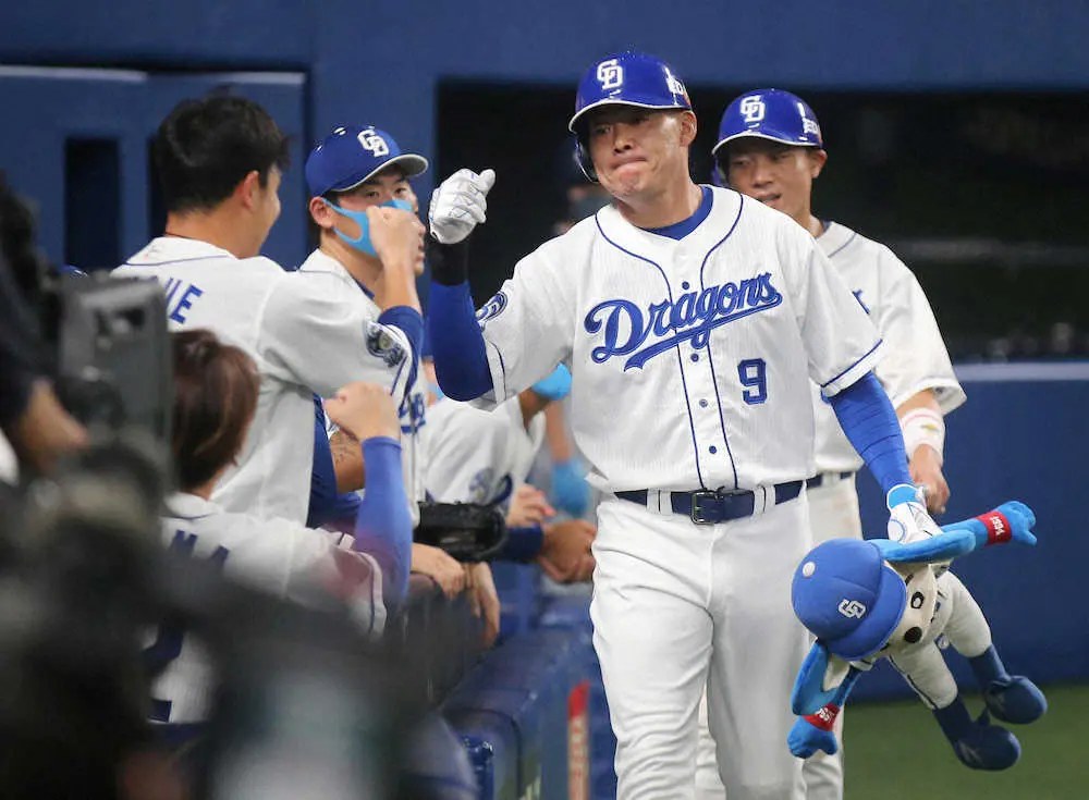 【画像・写真】44歳の大仕事！　中日・福留が7回に同点2ラン　8回の猛攻撃を導き、チームは後半戦初3連勝