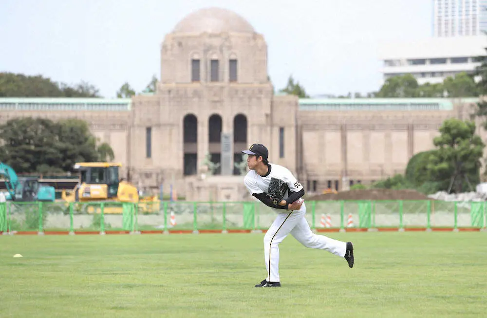 【画像・写真】＜阪神　投手指名練習＞　キャッチボールをする青柳　（撮影・平嶋　理子）
