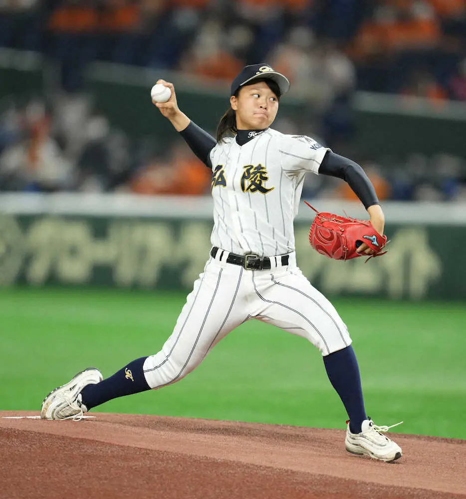 【画像・写真】女子高校野球日本一　神戸弘陵のエース・島野が始球式　巨人戦の東京ドームで見事な投球