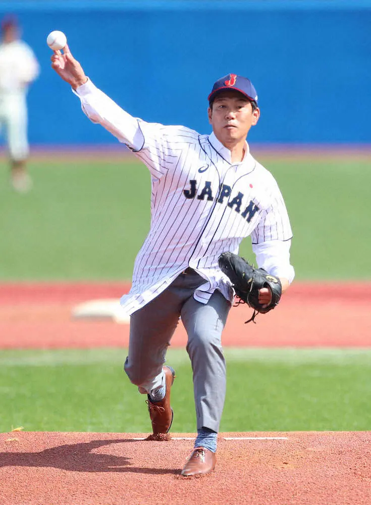 【画像・写真】亜大OB井端氏「足が震えました」　東都大学野球開幕戦で始球式
