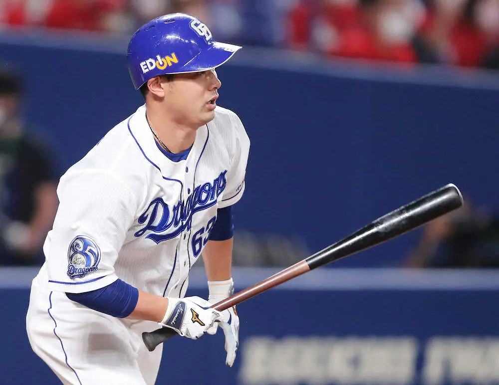 【画像・写真】＜中・広21＞6回2死満塁、堂上は走者一掃となる右中間3点適時二塁打を放つ（撮影・椎名　航）