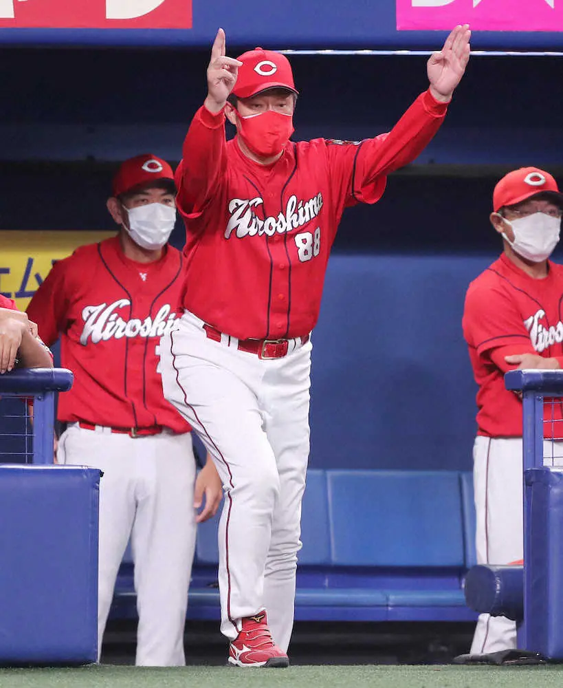 【画像・写真】＜中・広21＞5回1死二塁、本塁でのクロスプレーでリクエストを要求する佐々岡監督（撮影・椎名　航）