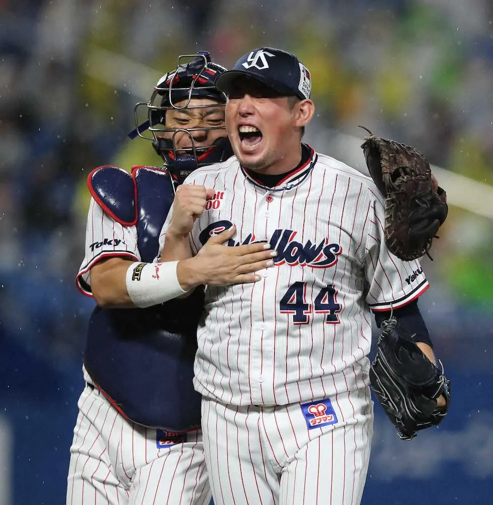 【画像・写真】ヤクルト2年目・大西、緊急登板で無死満塁ピンチも気迫の無失点に雄叫び　スアレスが危険球退場