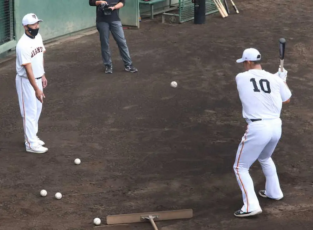 【画像・写真】巨人・中田に阿部2軍監督も45分指導　イースタン楽天戦で“ミスター効果”適時二塁打