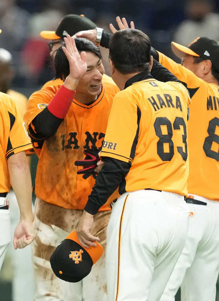 【画像・写真】巨人、劇的逆転サヨナラ勝ち　八百板が昇格即プロ初打点　坂本2発4打点　最後は岡本和100打点犠飛