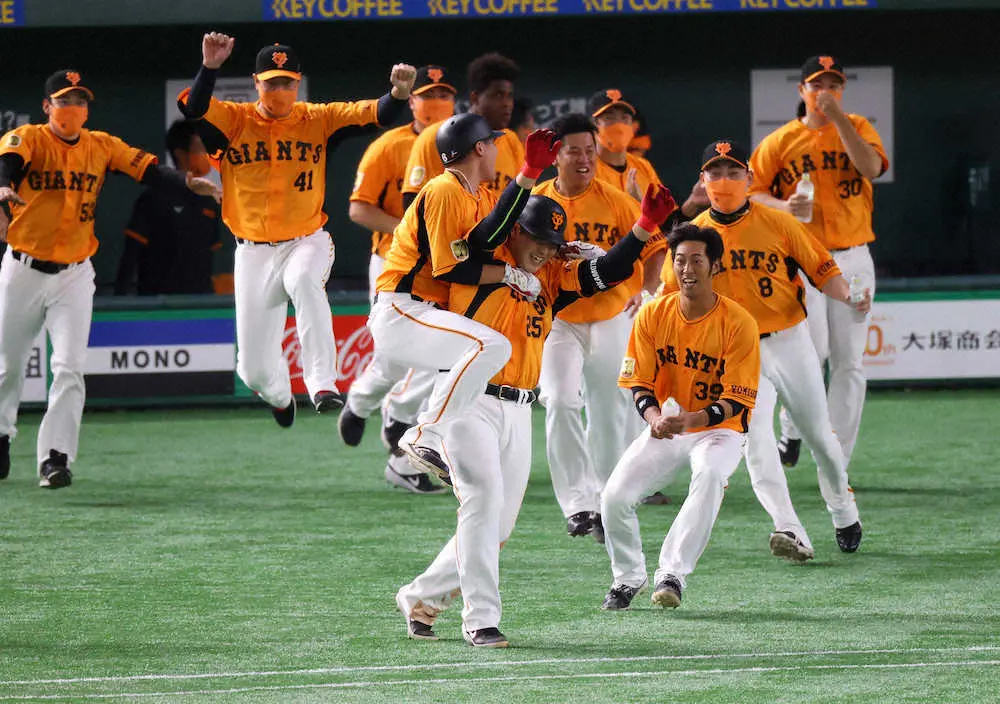 【画像・写真】巨人・岡本和が爆笑お立ち台　殊勲のサヨナラ犠飛も「僕がランナーやったら走ってないなー」八百板に感謝
