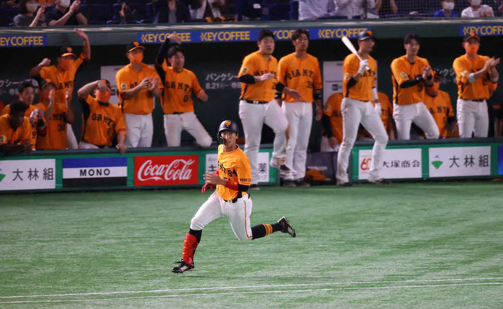 【画像・写真】“苦労人”八百板「やっと巨人の一員に」　7年目でプロ初打点　浅め左飛で本塁ヘッスラ、サヨナラ生還