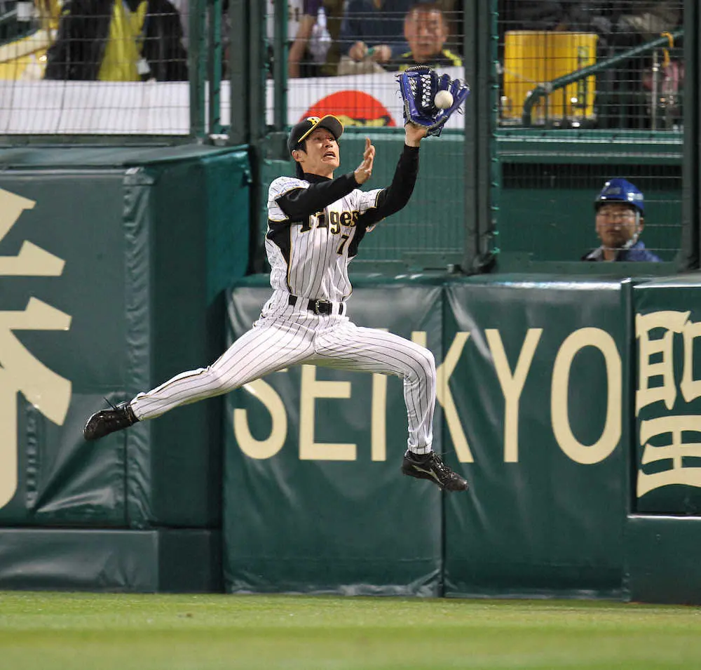2010年4月9日のヤクルト戦で、田中の右越えの大飛球をフェンスに激突しながら捕球する阪神・藤川俊介外野手