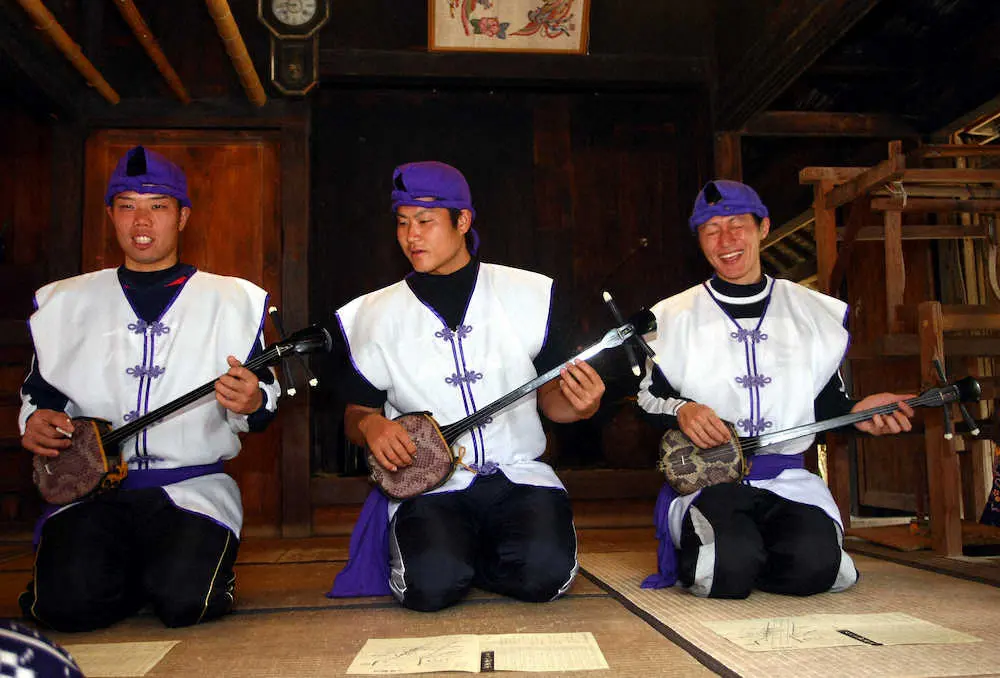 【画像・写真】2010年2月の宜野座キャンプ休日に、琉球村で三線の音色を奏でる（左から）ドラフト2位の藤原正典投手（立命大）、1位の二神一人投手（法大）、5位の藤川俊介外野手（近大）