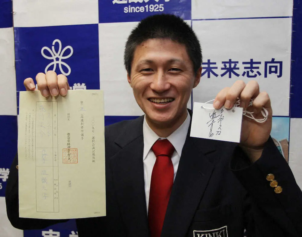 【画像・写真】2009年12月のドラフト指名あいさつで、ドラフト記入用紙と真弓監督のサイン入り入場パスを手に活躍を誓うドラフト5巡目指名の近大・藤川俊介外野手