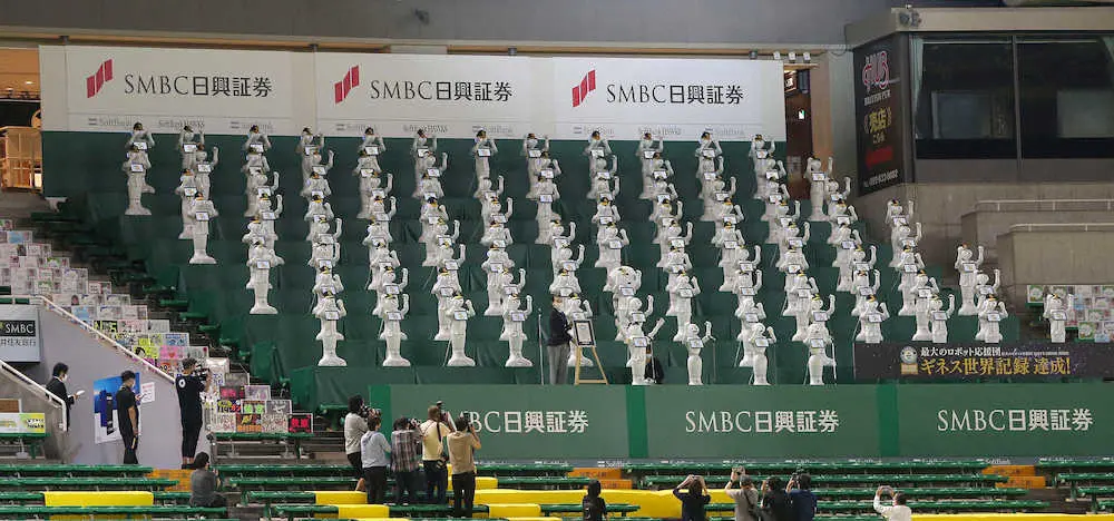 【画像・写真】ソフトバンクの総勢100体Pepper応援団がギネス認定　柳田は直撃弾を予告