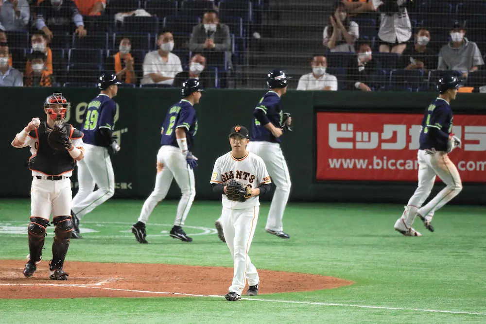 【画像・写真】巨人3発被弾で完敗、2位浮上ならず　奥川に初対決から2連敗　ヤクルトは阪神に2差じわり