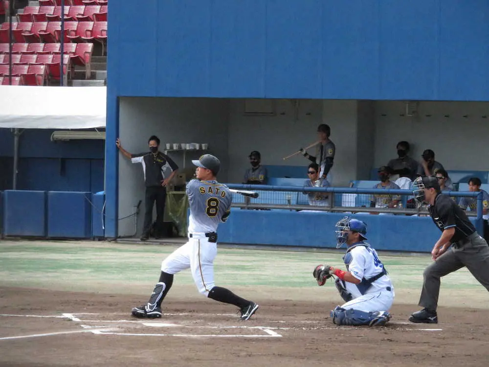 【画像・写真】阪神・佐藤輝が初回から快音　3回にも2打席連続適時打　8月26日以来の打点を挙げる