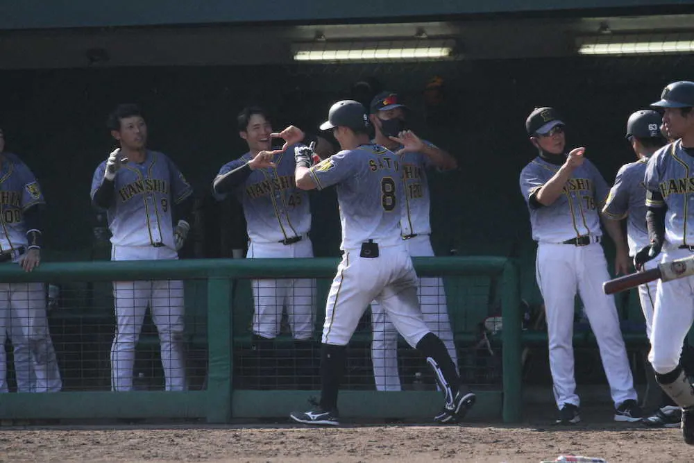 【画像・写真】阪神2軍　優勝マジック3！　決勝2ランの佐藤輝に平田2軍監督「ここぞで4番の仕事をしてくれたわね」
