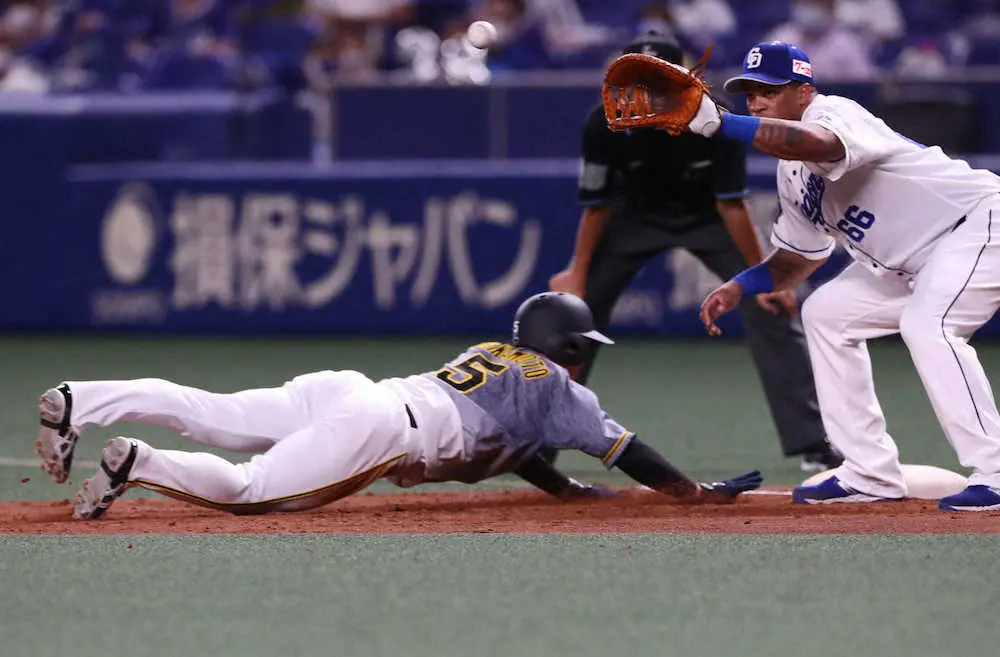 【画像・写真】＜中・神（19）＞　　3回2死一塁、一塁走者・近本はけん制球を受け帰塁する（撮影・大森　寛明）