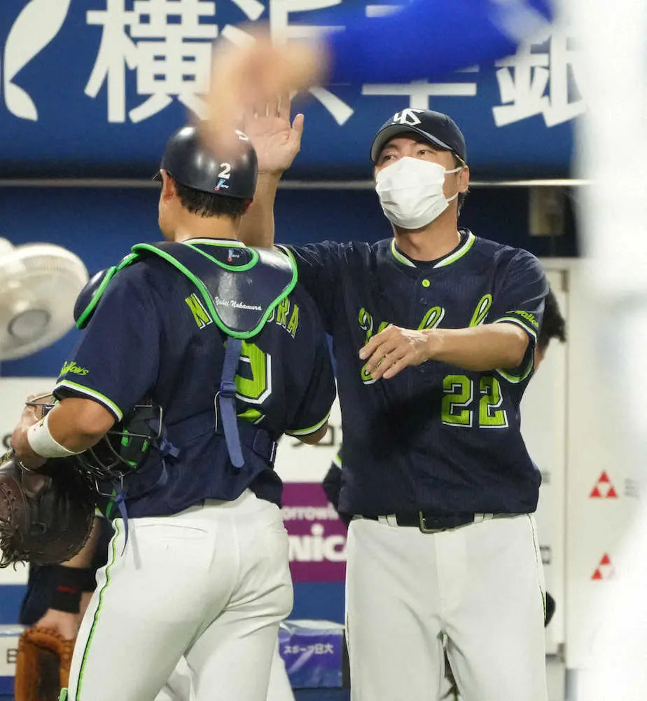 【画像・写真】ヤクルト・高津監督続投　衣笠球団社長が明言　3年契約3年目「頑張ってほしい」期待