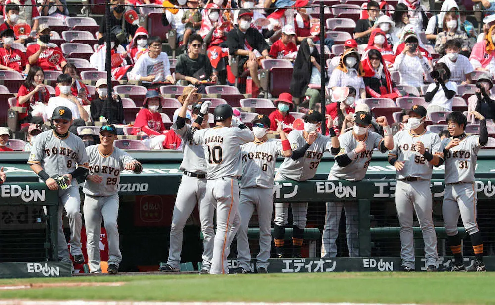 【画像・写真】巨人・中田翔「チームの足ばっかり引っ張っているので…」　移籍後初7番で先制2ラン　笑顔でわっしょい