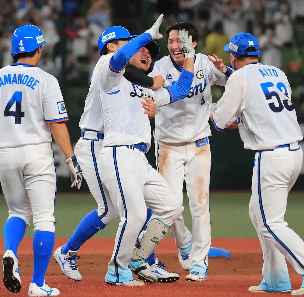 【画像・写真】西武が今季初のサヨナラ勝利で自力CS進出復活　2年目柘植が殊勲の一打
