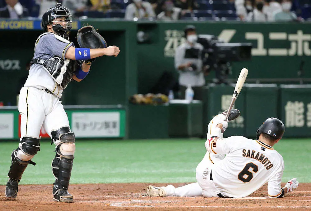 【画像・写真】巨人打線、虎・高橋にバットくるくる　5回までに6者連続含む9三振と苦しむ　坂本は打席で尻もちも
