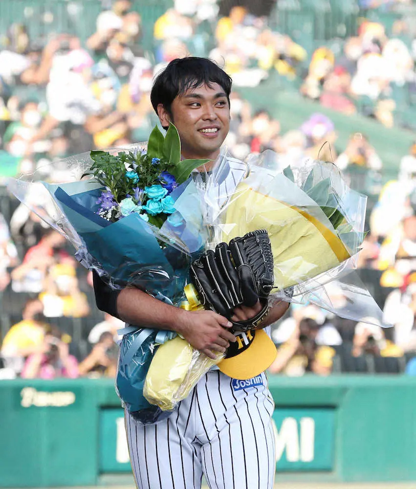 【画像・写真】阪神・俊介が引退セレモニーで万感あいさつ「悔いはありません」　桑原とともに、胴上げされる