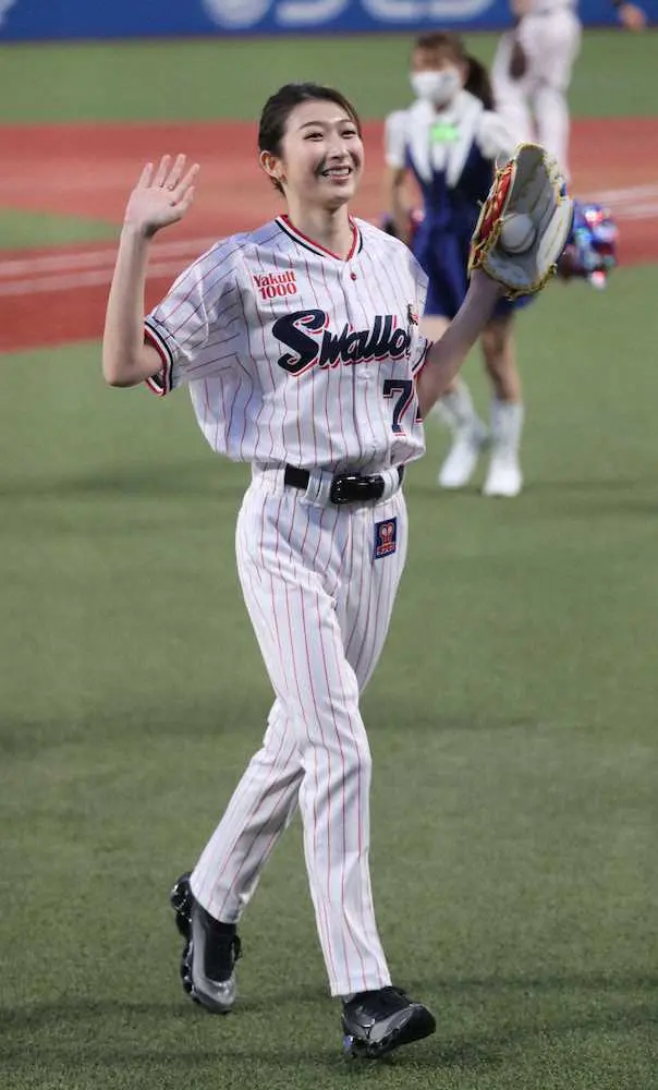 【画像・写真】＜ヤ・中＞始球式を終えスタンドに手を振る池江璃花子（撮影・村上　大輔）