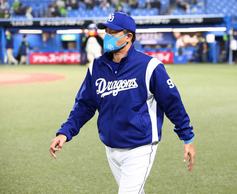 【画像・写真】＜ヤ・中21＞　　険しい表情で引き揚げる与田監督　（撮影・光山　貴大）