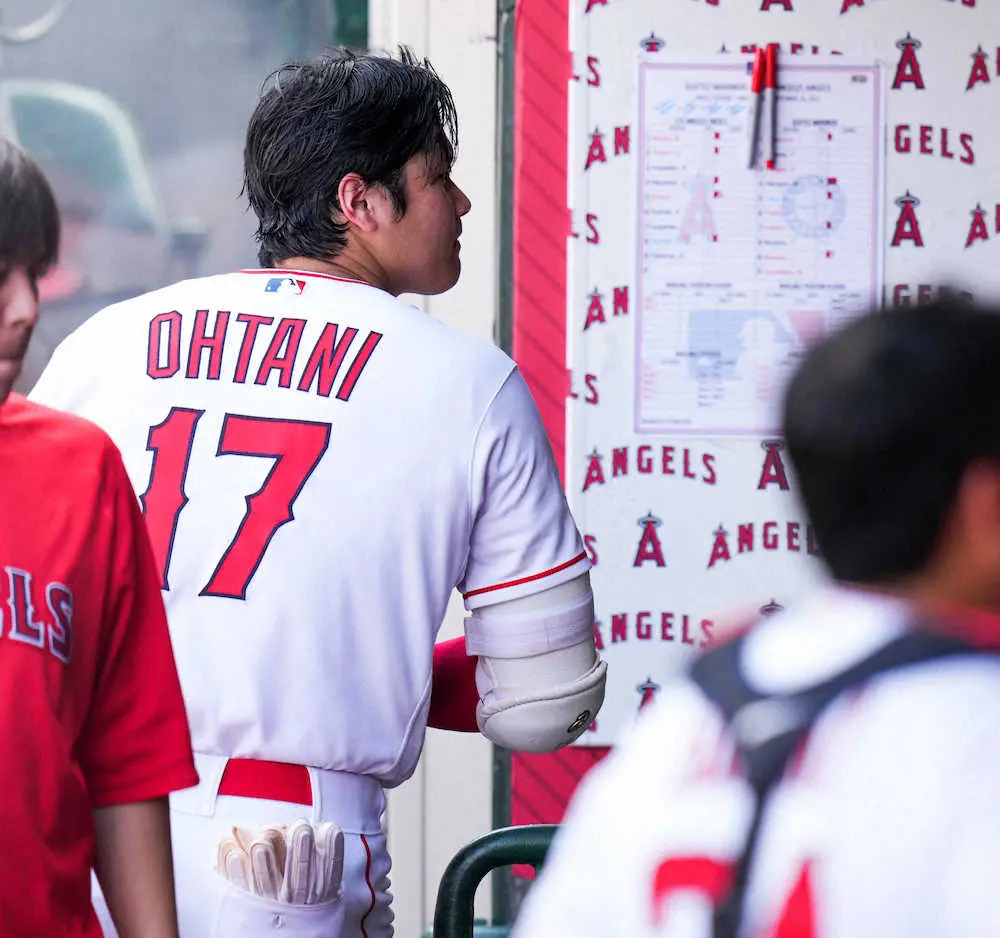 【画像・写真】野球道具を大切にする大谷が…珍しくバット叩きつけ感情露わ　7回痛恨同点被弾　打席回らず戻ったベンチで