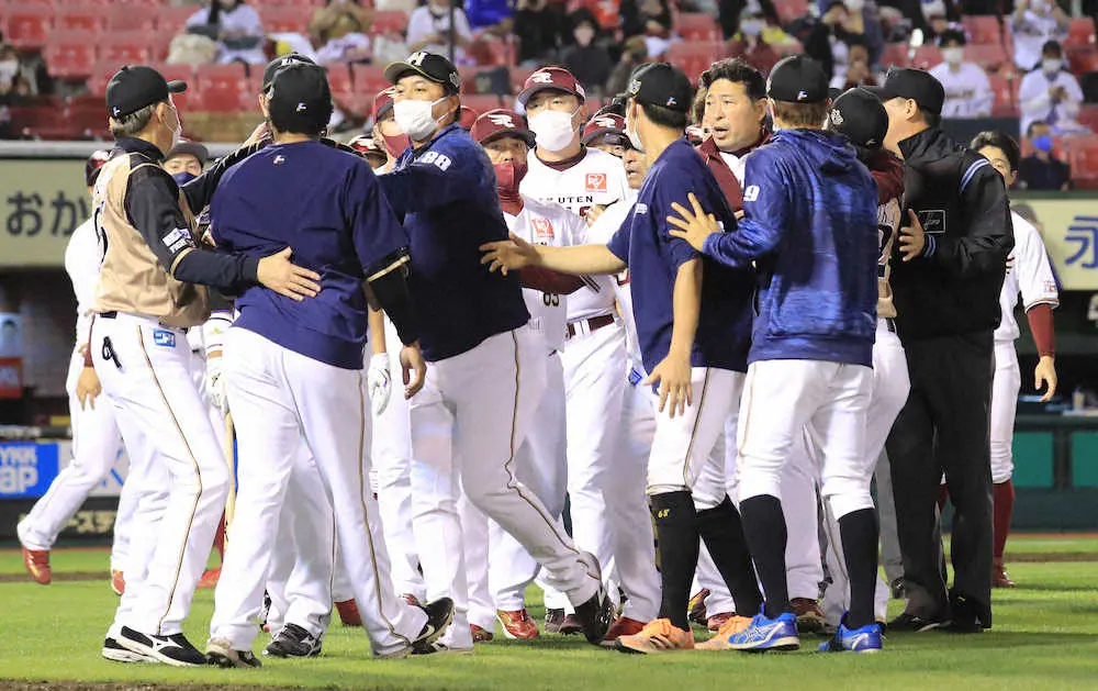 楽 日 8回2死 死球を受け怒る浅村にr ロドリゲスがつっかかり ホームプレート付近に両チームが集まる 石井監督が中央で必死に仲裁 撮影 篠原岳夫 スポニチ Sponichi Annex 野球