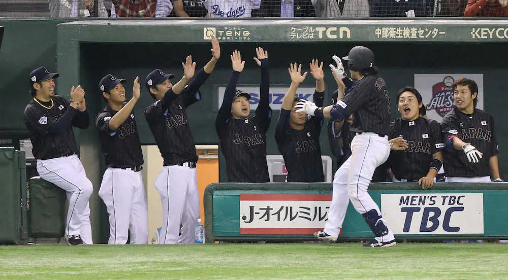 【画像・写真】14年11月の日米野球で、岩田（左端）は大谷（左から2番目）らとともにプレー