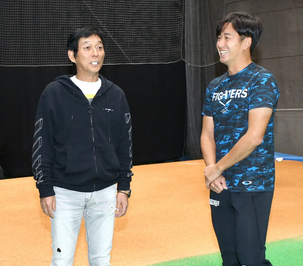 札幌ドームに応援に駆けつけた明石家さんまに挨拶する斎藤佑樹投手（2018年撮影）