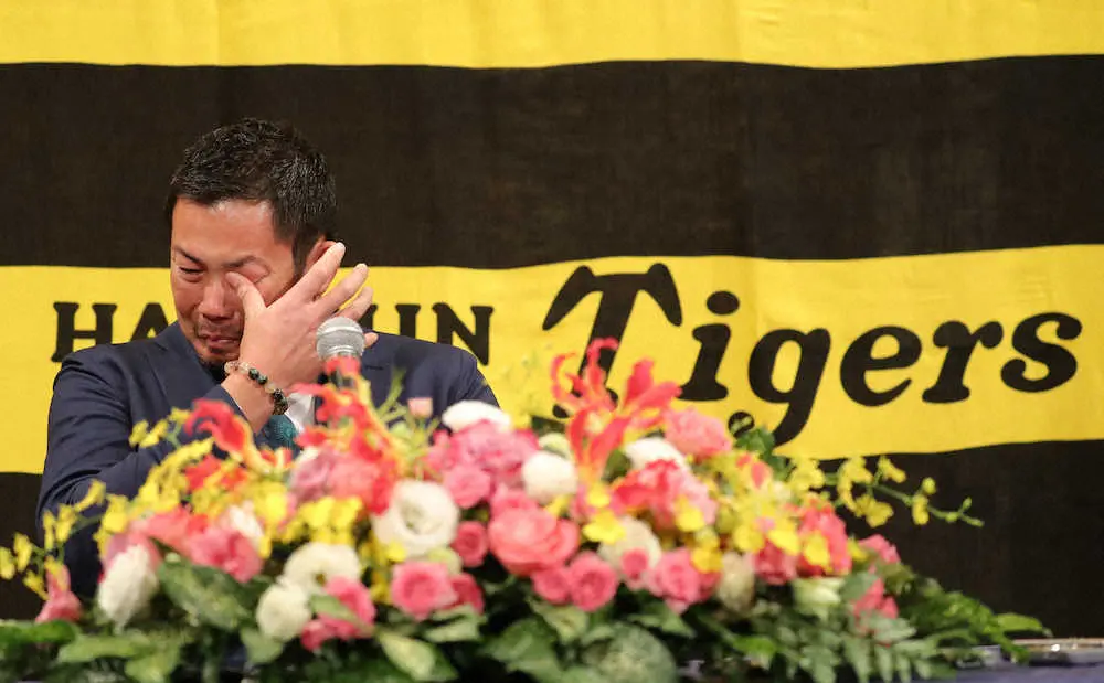 【画像・写真】引退会見でこらえきれず涙を流す岩田稔